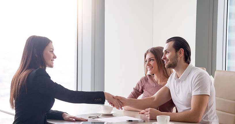 Reunión de pareja con el prestatario