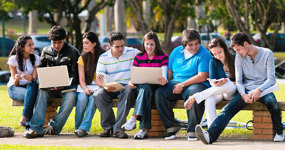 Estudiantes universitarios en el campus 